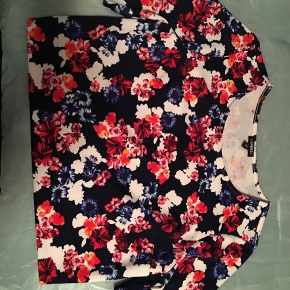Express Floral Crop Top - Picture 2 of 4